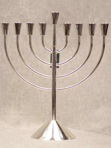 חנוכיה קלאסית במה כסף